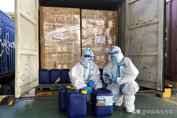 青岛海关查获2.3吨伪报为肥料的"洋垃圾"-1.jpg