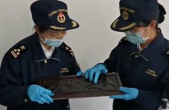 全是濒危！海关查获17件象牙、玳瑁和蟒蛇皮制品-2.jpg